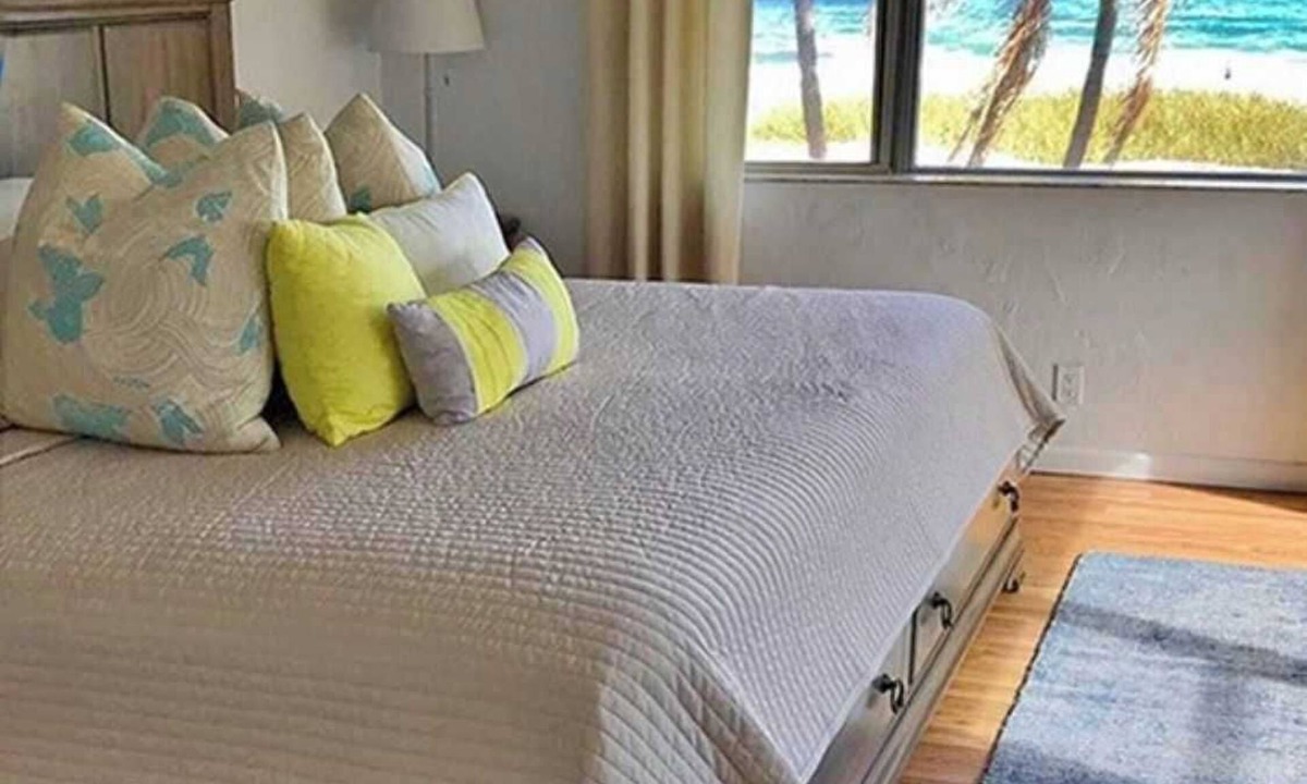 Pompano Beach Hotel | Oceanfront king efficiency on 2nd floor.