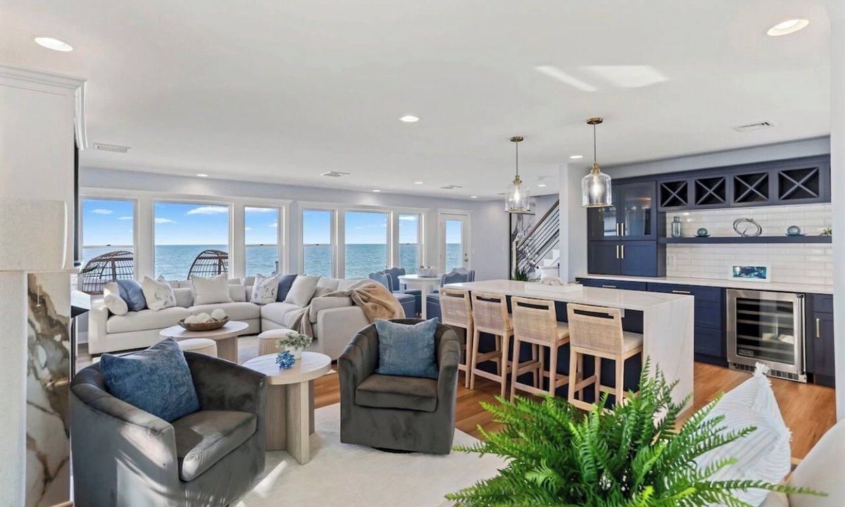 Devon House | Oceanfront Luxury Retreat 7BR 7BA Rooftop Terrace Steps to TYDE Venue