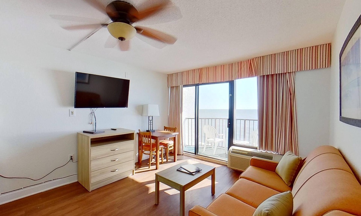 Myrtle Beach Hotel | Oceanfront Suite | Kitchen | Dog Friendly | Pools