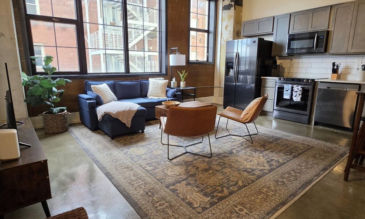 Old City Condo | Old City 7 Min to Neyland Sleeps 6 Free Parking