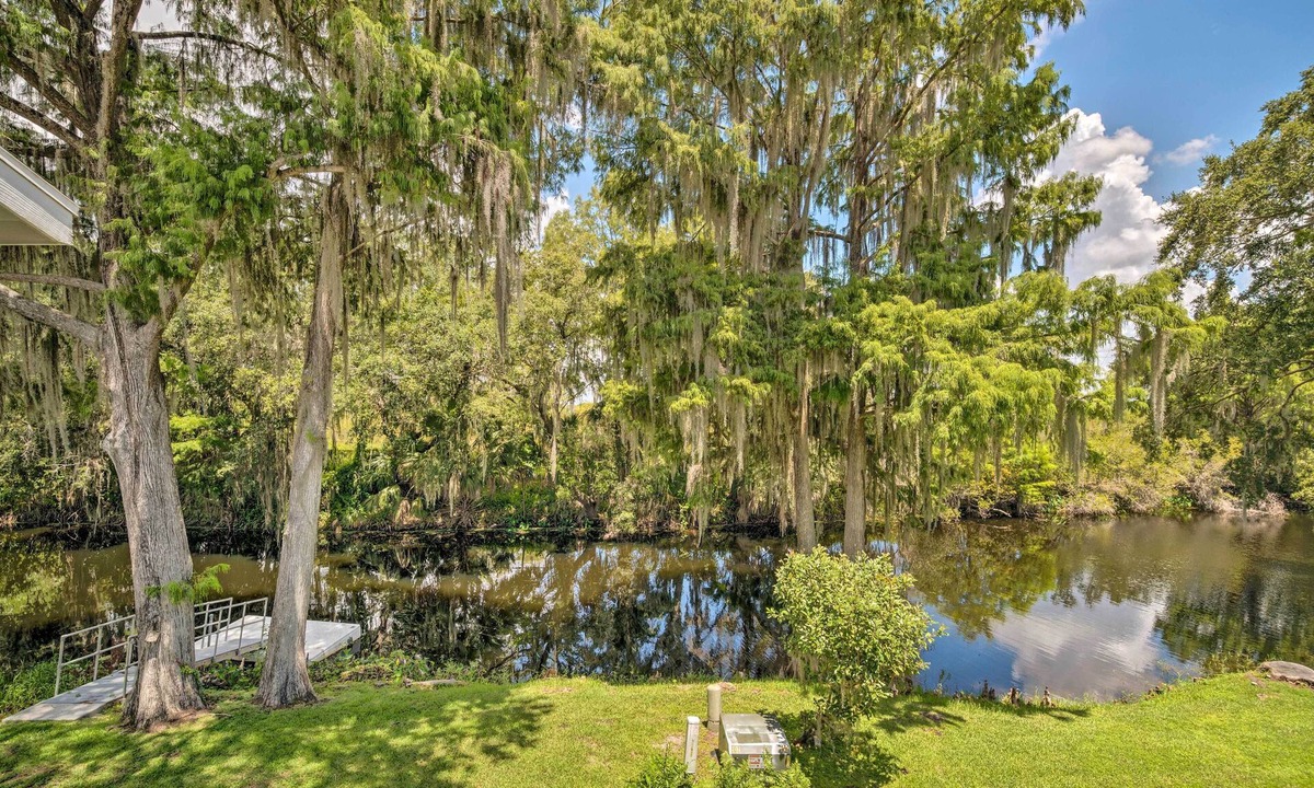 Inverness House | Old Florida Setting w/Kayaks & Fishing Poles
