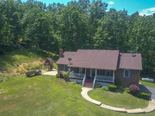 Luray House | Old Wagon Lodge Spacious Retreat WiFi & Hot Tub Theater Room