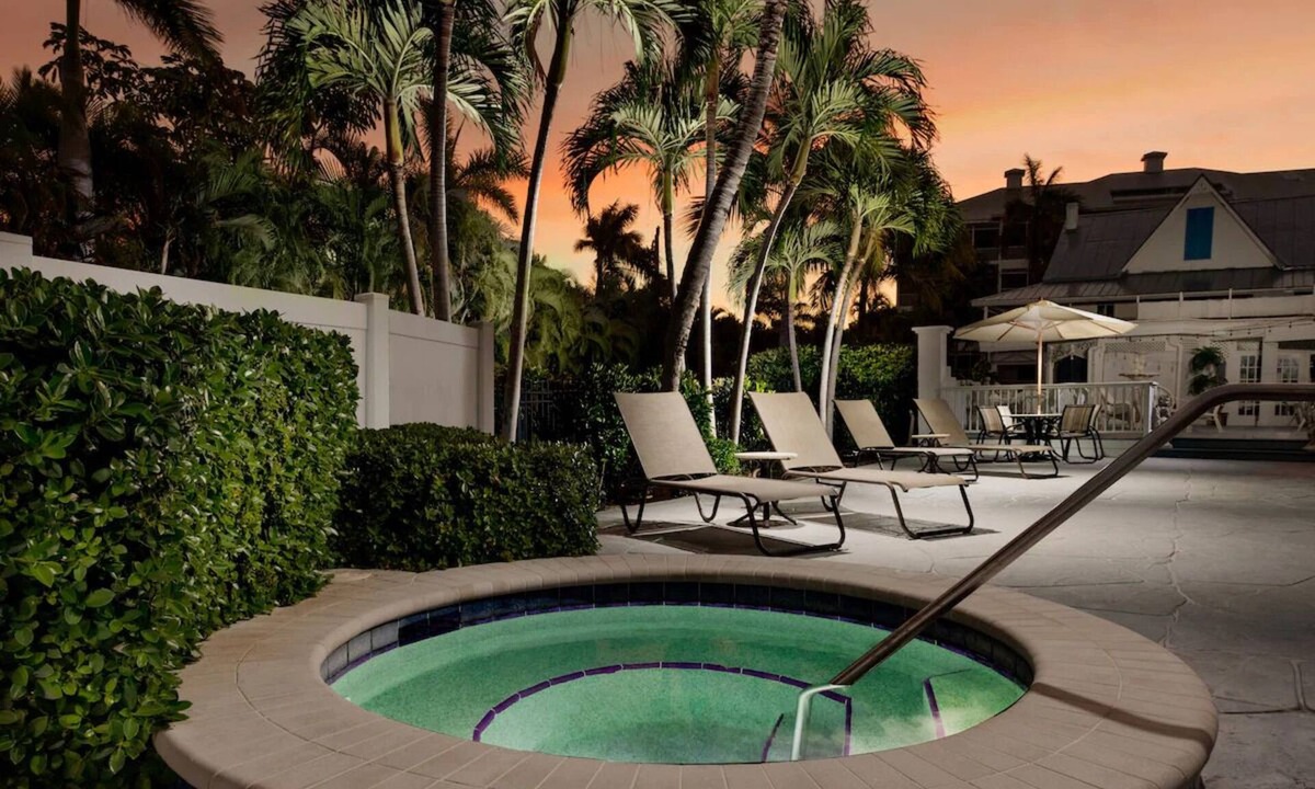 Marco Island Hotel | Olde Marco Deluxe 2BR Suite w/Gourmet Kitchen & Modern Coastal Décor