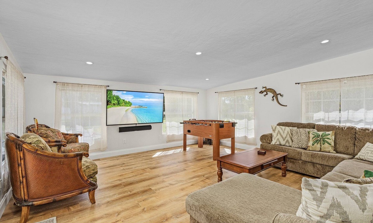 Truckland House | Oleander Oasis - Beautiful Pool Home - 10 Minutes Away From Beaches 15% OFF through Septemeber