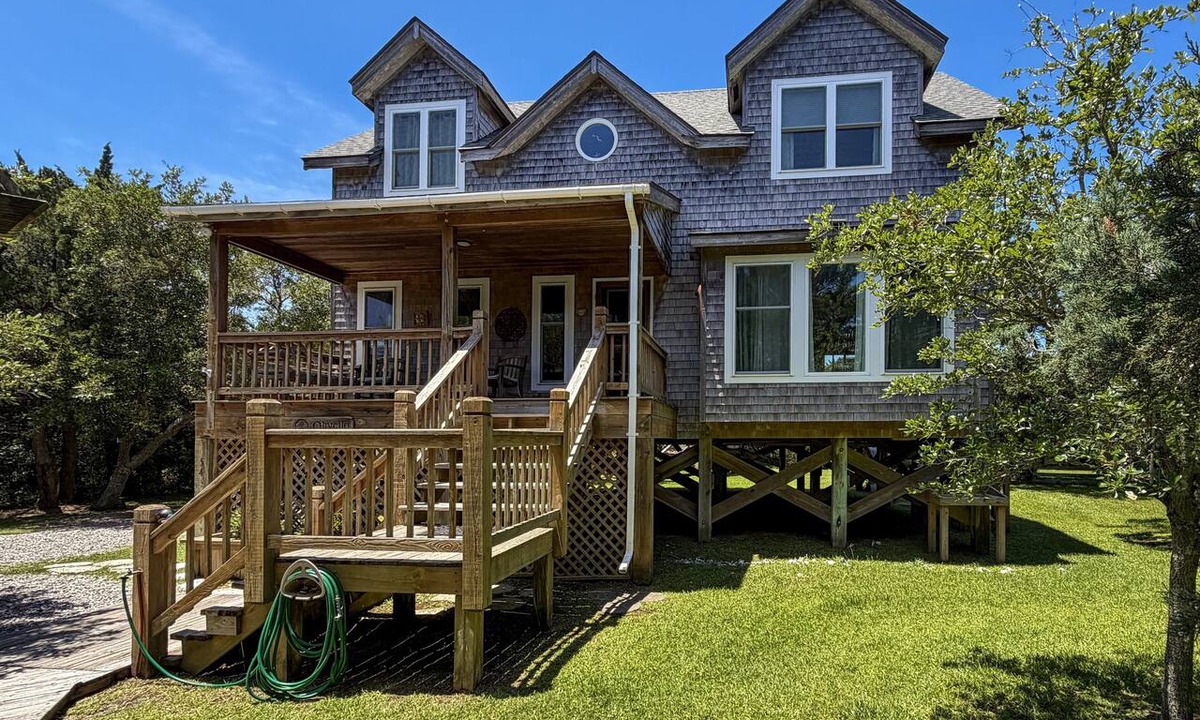 Ocracoke House | Olivella: Pet friendly, artistic, eclectic artwork, decks, porches.