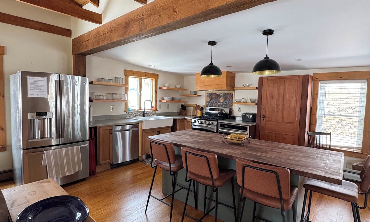 Ludlow House | On Shuttle, LIMITED PARKING, Hot Tub, Game room, NEW Dining/renovated Kitchen