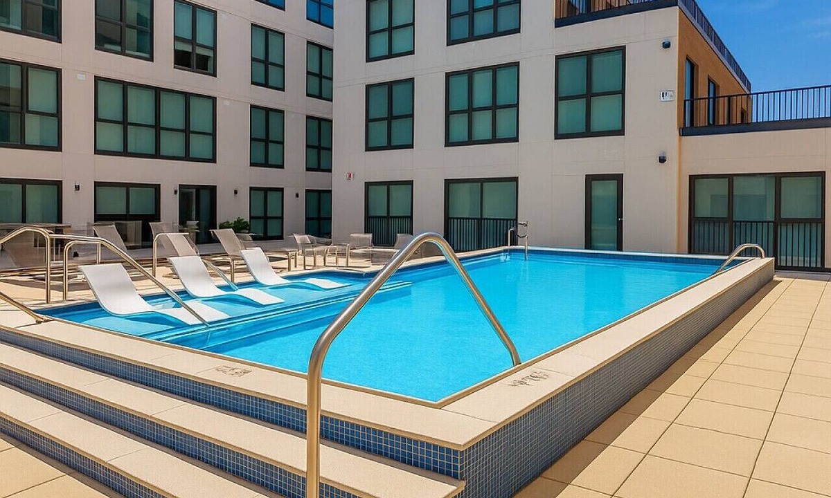 Pendleton Apartment | OTR | King Bed | Free On Site Parking | Gym | Pool