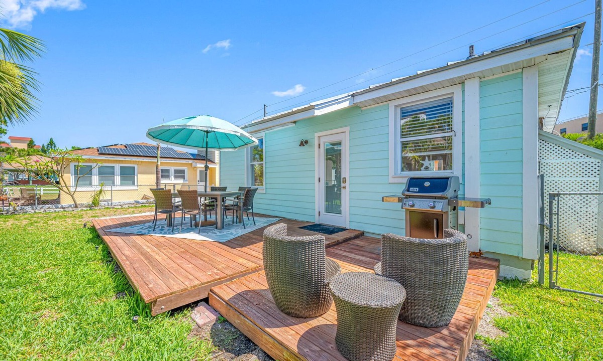 Sunset Reef House | 🌴Palm Cottage🌴- Steps from the beach, walk to restaurants & shops!