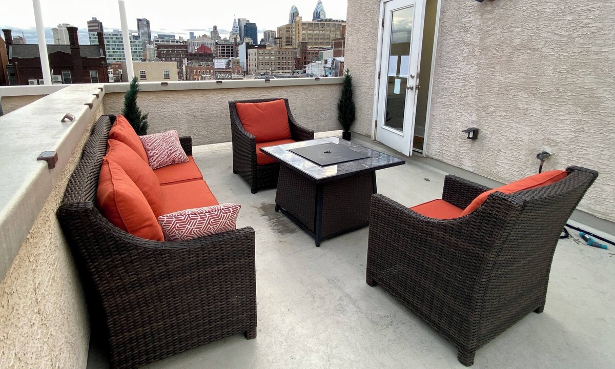 West Poplar House | Parking Roofdeck Hot Tub in Large Home near Convention Center