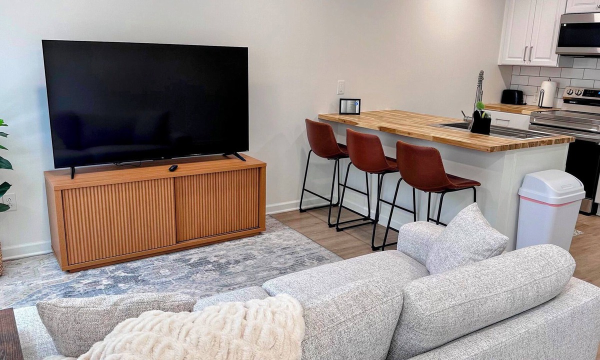 Hamilton House | Patchwork Paradise A - New 2BR Home - 5 Minute walk to Missouri Star