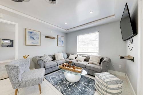 Little Ranches House | Patio & Heated Swim Spa Access: Home in Hollywood