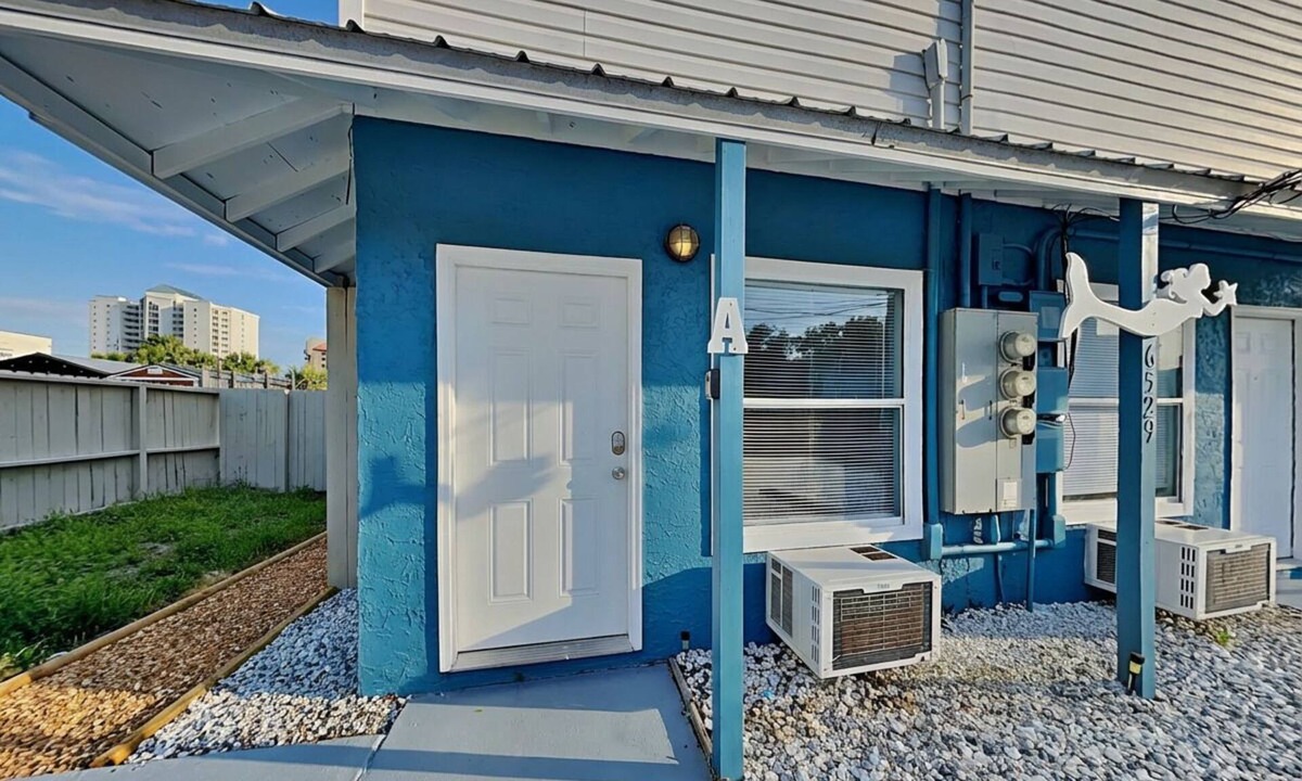 Holiday Beach Condo | PC Beach Retreat A | 0.5mi to Beach, Outdoor Showers, Shard Yard