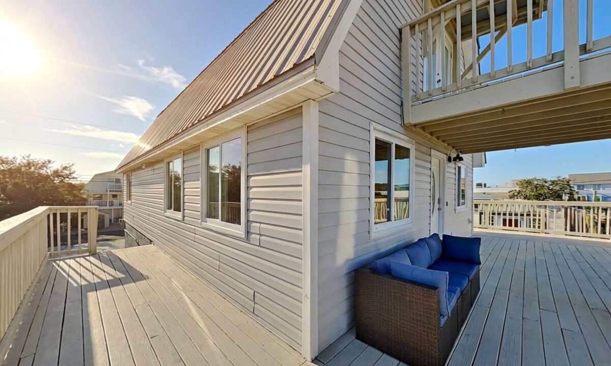 Holiday Beach House | PC Beach Retreat C | 0.5mi to Beach, Wraparound Deck, Gulf View