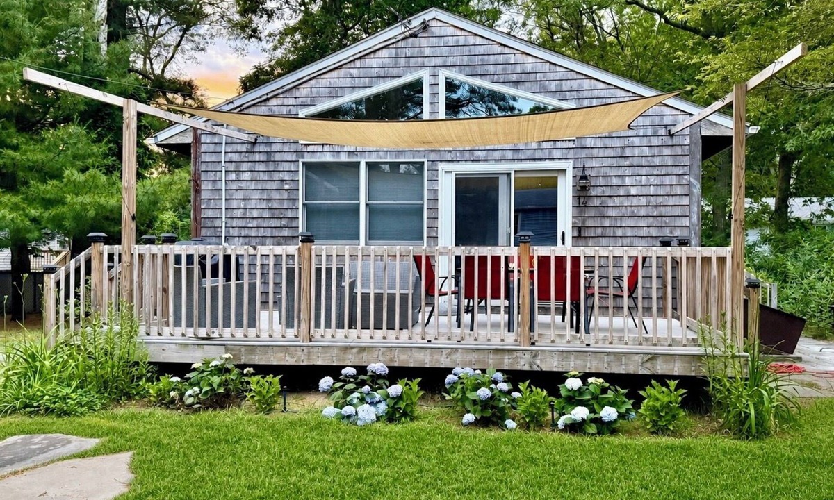 Kenyon House | Peaceful 3-Bedroom Beach Cottage with Deck, Beach Parking Pass & Outdoor Shower