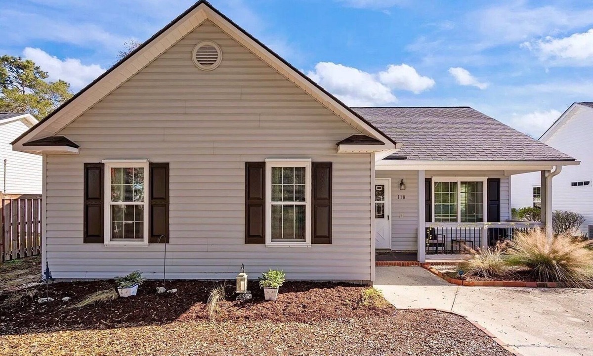 Tranquil Harbour House | Peaceful cottage centrally located. 8 min walk to beach via scenic walkway,