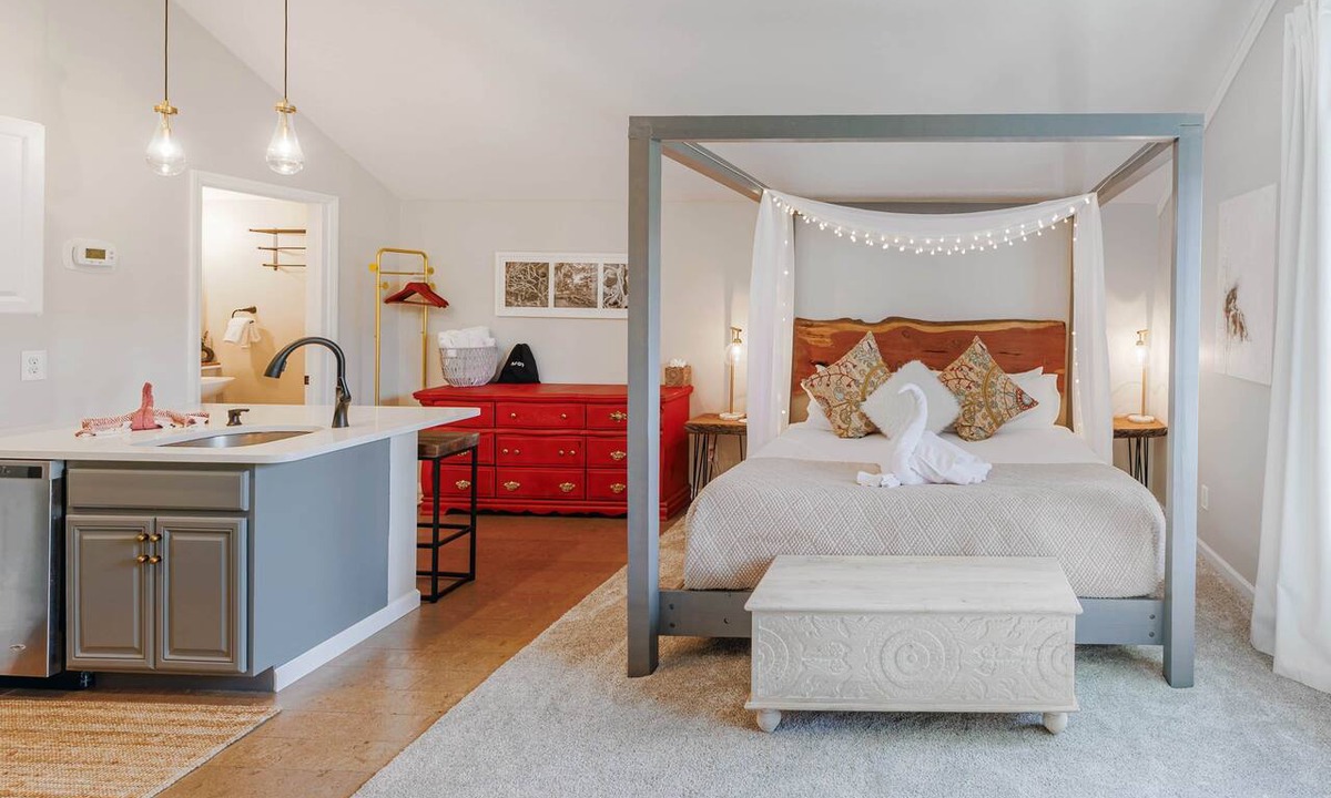 Savannah Apartment | Peaceful Marsh-Front Boho Studio Apartment l Sunset Deck