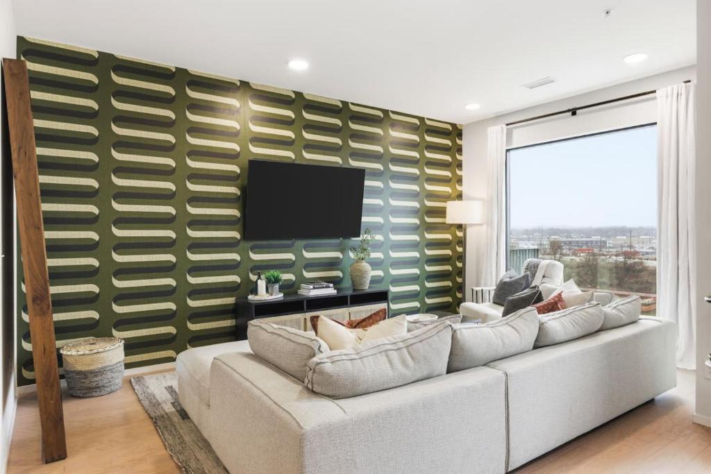 North Capitol Apartment | Penthouse River View Condo with Patio and Parking near Downtown