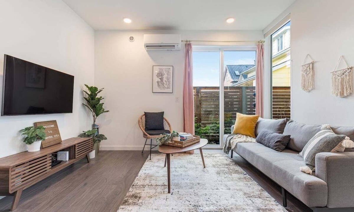 Minor House | Perch - Centro Guesthouse E: Cozy Townhome w/Parking, Deck & Pet Friendly