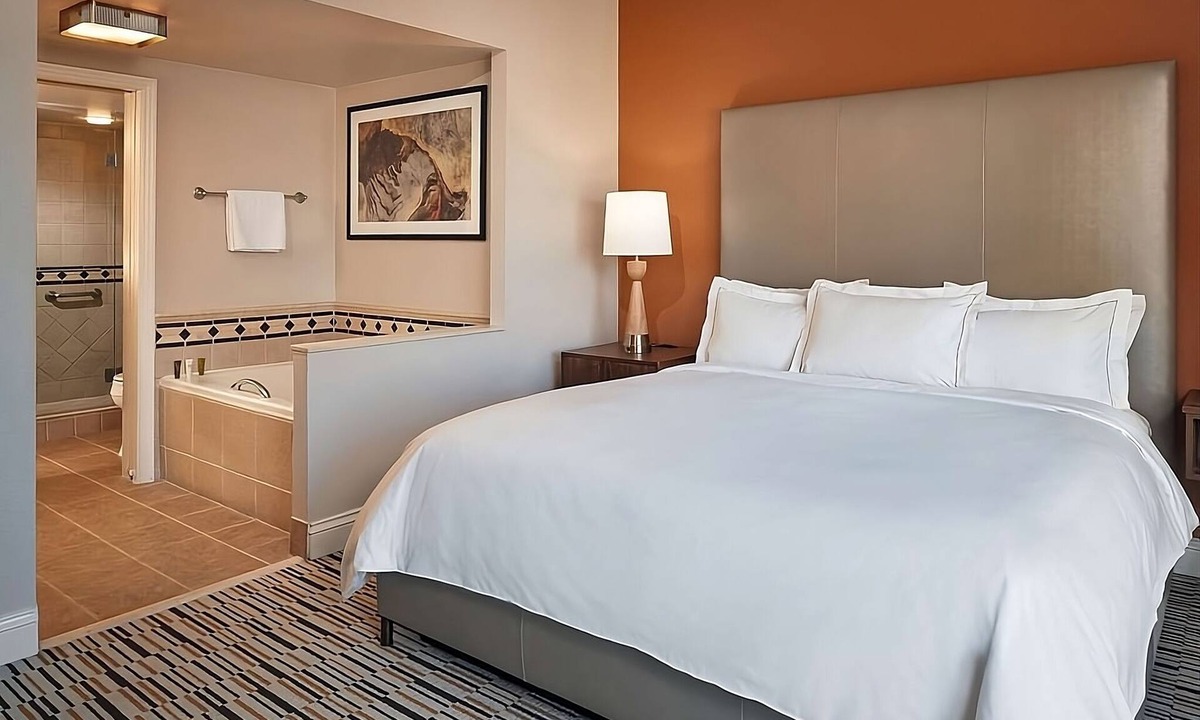Las Vegas Hotel | Perfect For The Whole Family! 3 Units with Full Kitchen, Outdoor Pool!