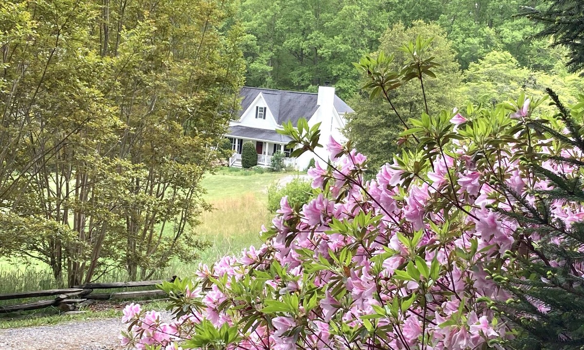 Fairview House | Perfect Getaway to see Biltmore, Lake Lure, Black Mountain, Blue Ridge Parkway