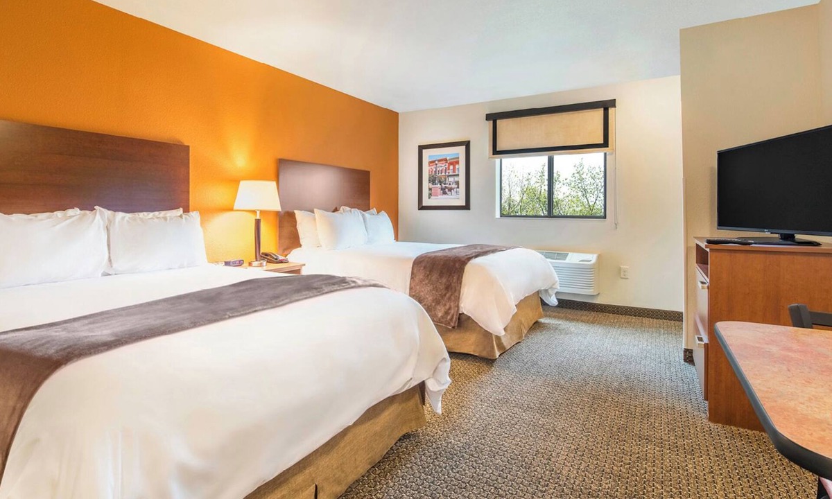 Monaca Hotel | Perfect Room for Families – Walking Distance to Malls & Parks
