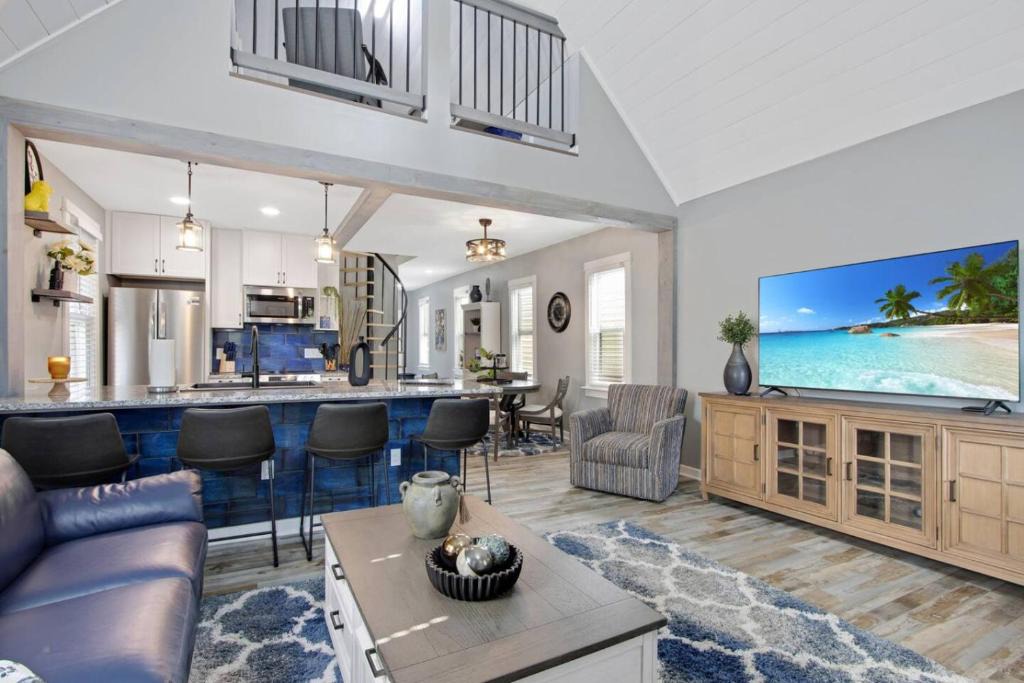 Lancaster House | Perfect Vacation Cozy Lancaster Village Bungalow