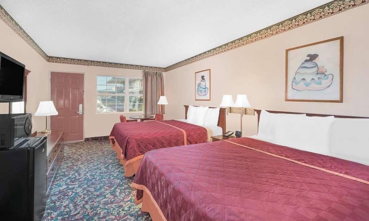Pecos Hotel | Pet-friendly Accommodation in Pecos! With Outdoor Pool and Free Parking Onsite~