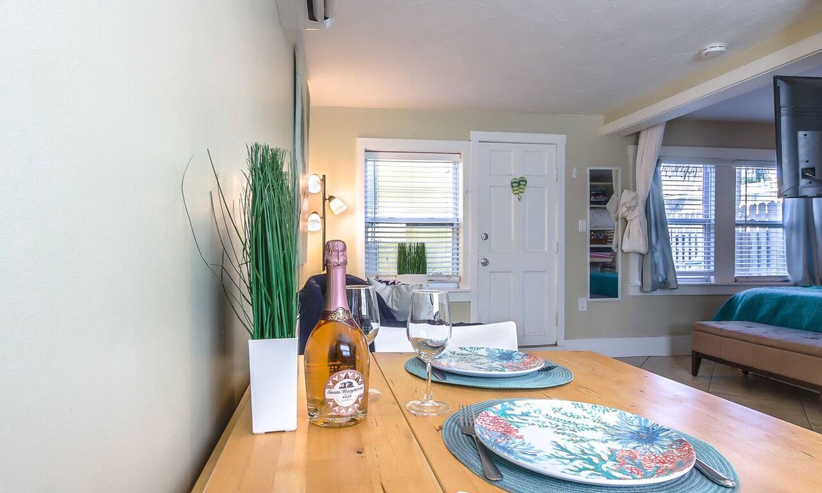 Pass-a-Grille House | Pet-Friendly Cozy Beach Bungalow | 1 Min to Pass-a-Grille Beach with Parking