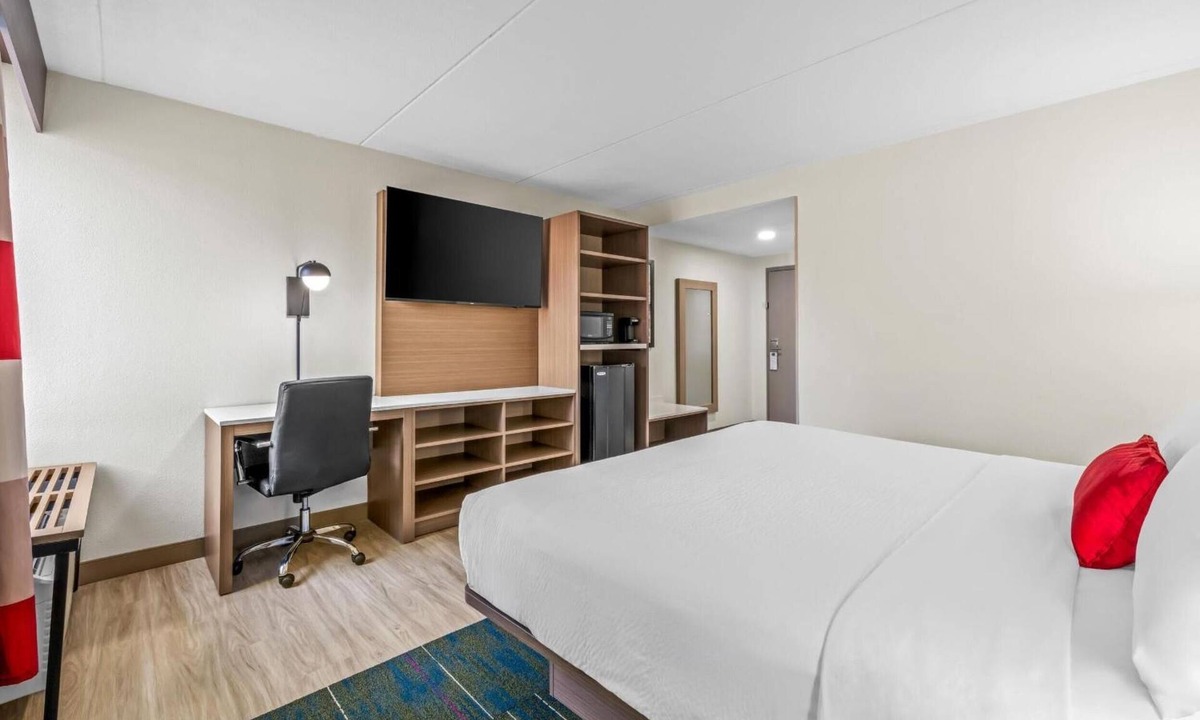 Statesville Hotel | Pet-friendly King Room | Close to Carolina Balloon Fest Grounds – 3 Mi Away