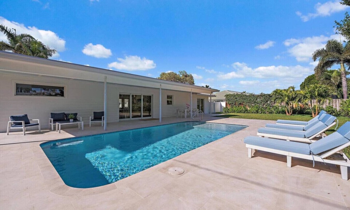 Tequesta House | Pet Friendly Pool Home - Minutes Away from Beach