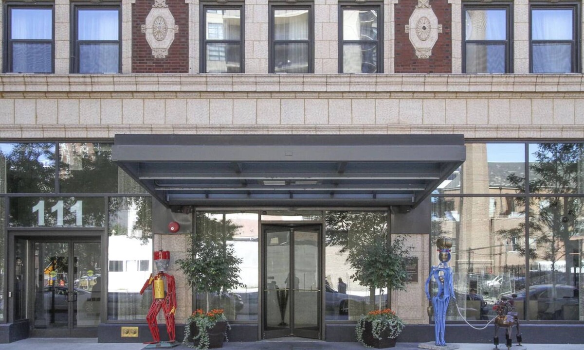 Near North Side Hotel | Pet Friendly Queen Unit! Near Chicago Attractions!