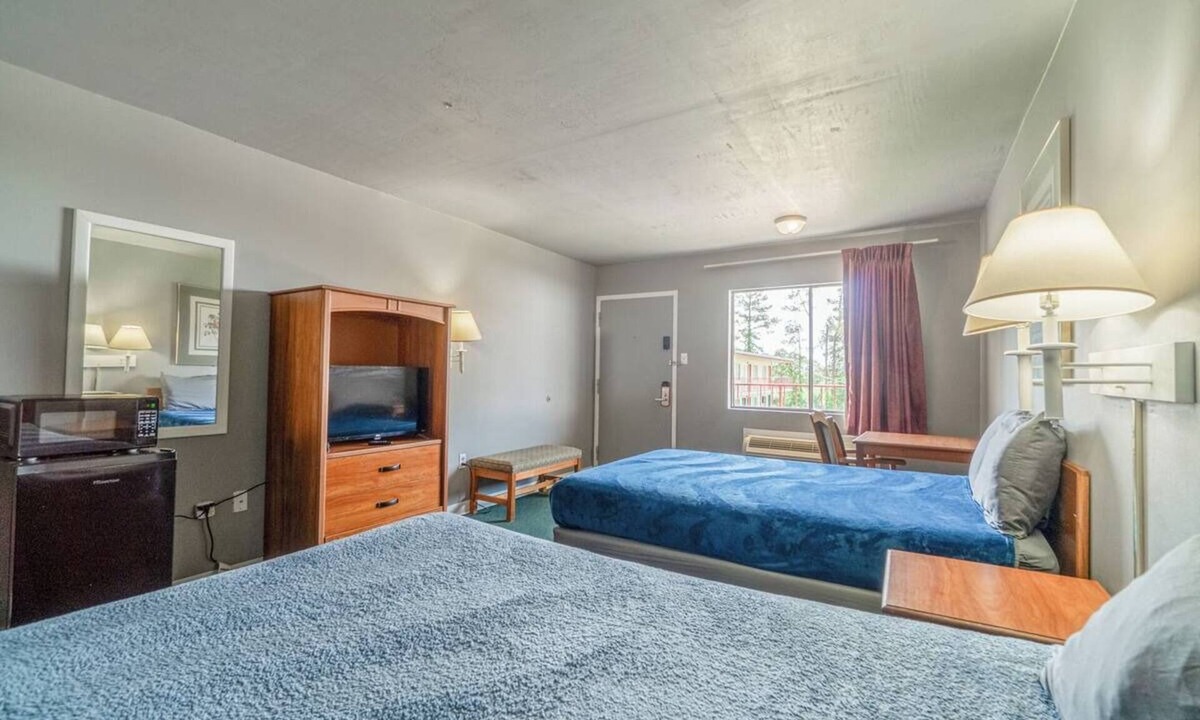 Livingston Hotel | Pet-Friendly Stay Near Lake Livingston Adventures w/2 Full Beds