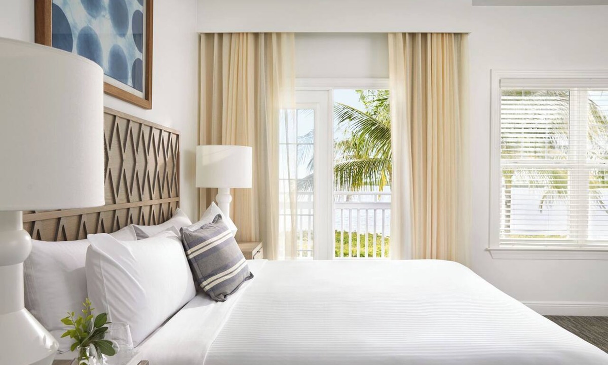 Key West Hotel | Pet Friendly Stay | Near Key West International Airport | Pool & Parking Access