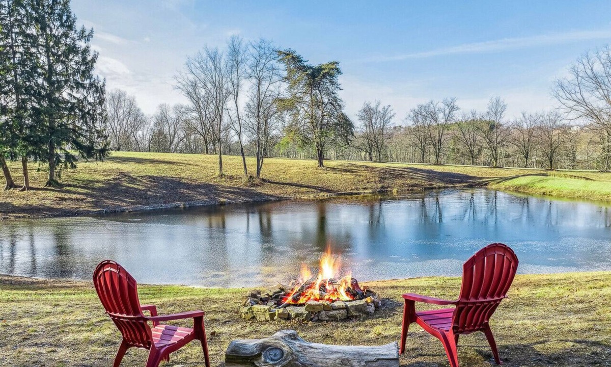 Berkeley Springs Cabin | Pets | Wifi | Pond | Fireplace | Deck | Grill | Screen Porch |Private