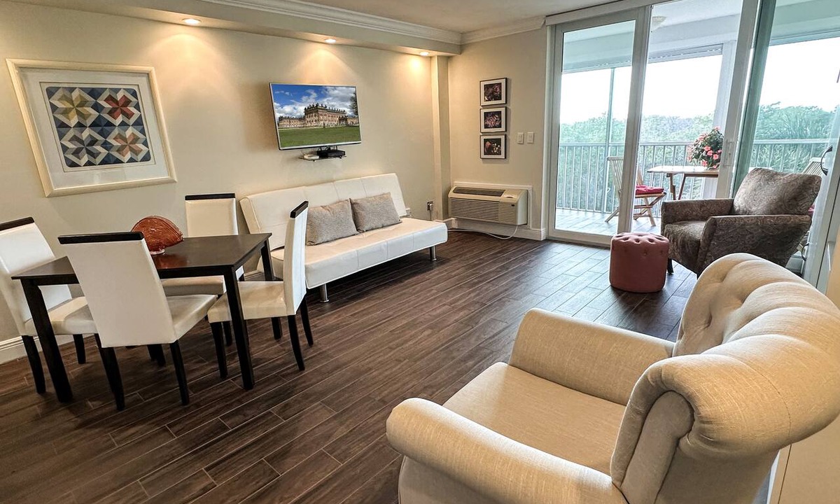 Vanderbilt Beach Apartment | Pied-`a-Terre Steps To Beach Mangrove/Gulf View Just Renovated