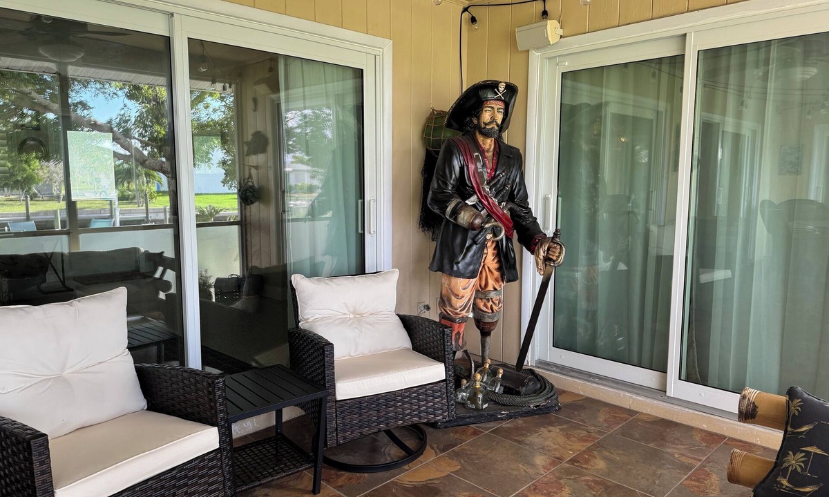 Grove City House | pirate and mermaid lovers will love this waterfront house with dock!