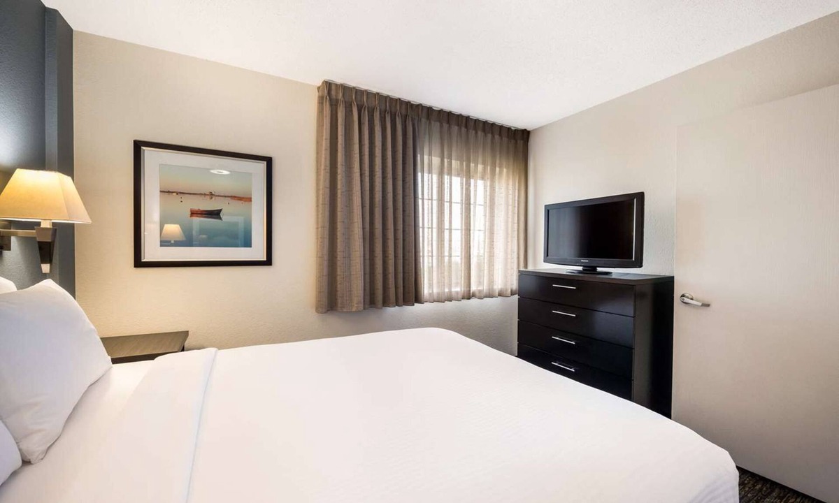 South Hills Hotel | Polished Queen 1BR Suite | Full Kitchen, 3.9 mi to Scally’s Golf