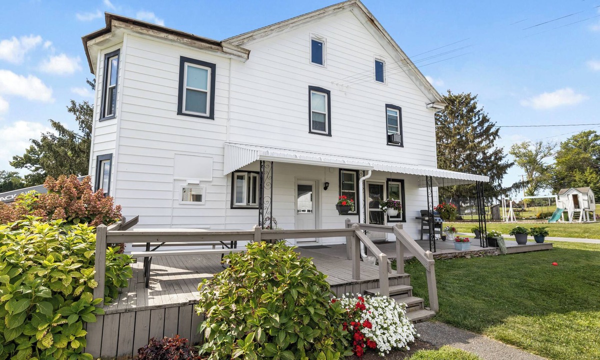 Ronks House | Pond View Amish Farmstay - in central Lancaster County - 3 min to Sight & Sound!