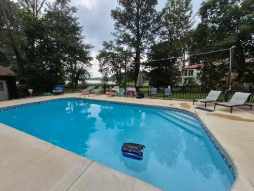 North Newport News House | Pool River House