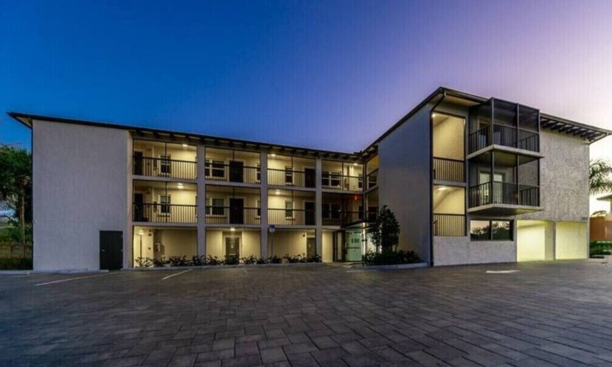 North Naples Hotel | Presidential Suite, exquisite bedroom, bathroom & fully equipped kitchen