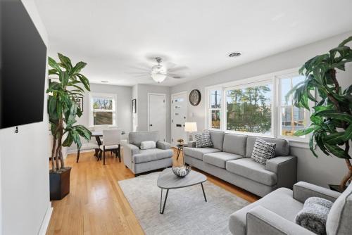 Willow Lawn House | Private 3 BR House w Fence Near Scotts Addition!