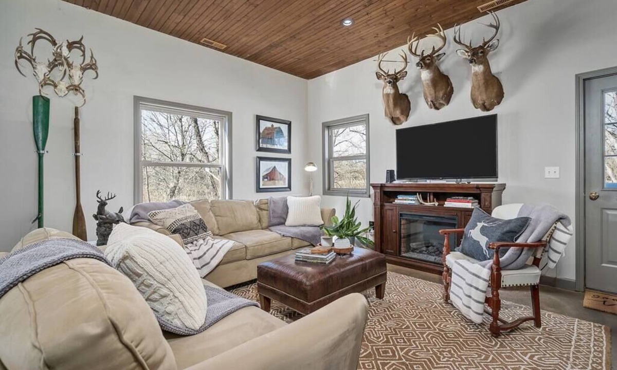 Hermann Hostel | Private 77 Acre Farm Hermann MO - Sleeps 8+