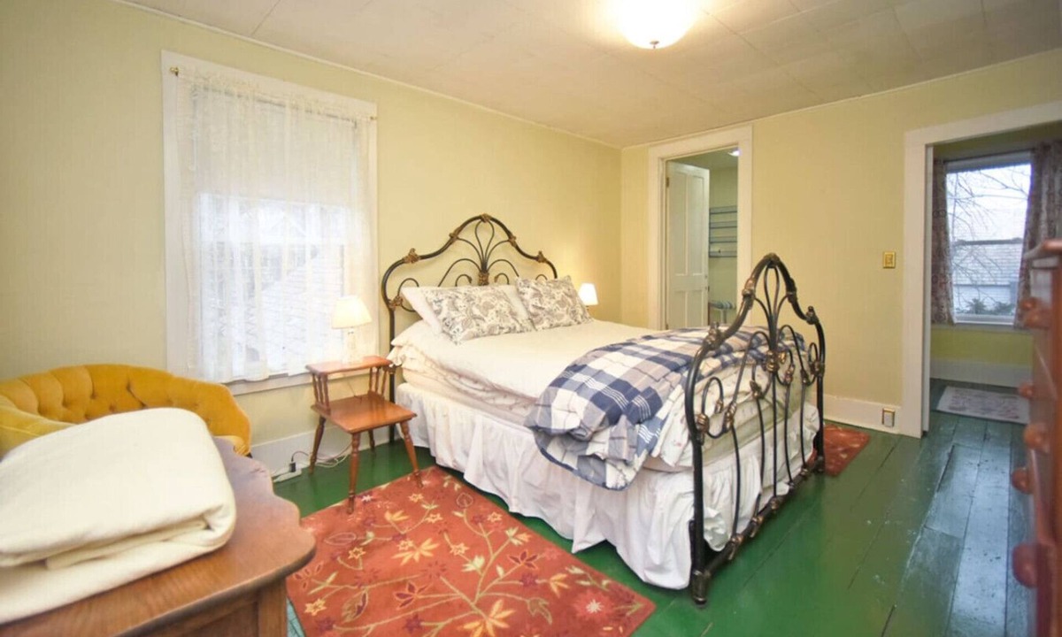Shelburne Falls House | Private bed with En-suite bathroom Marigold Room