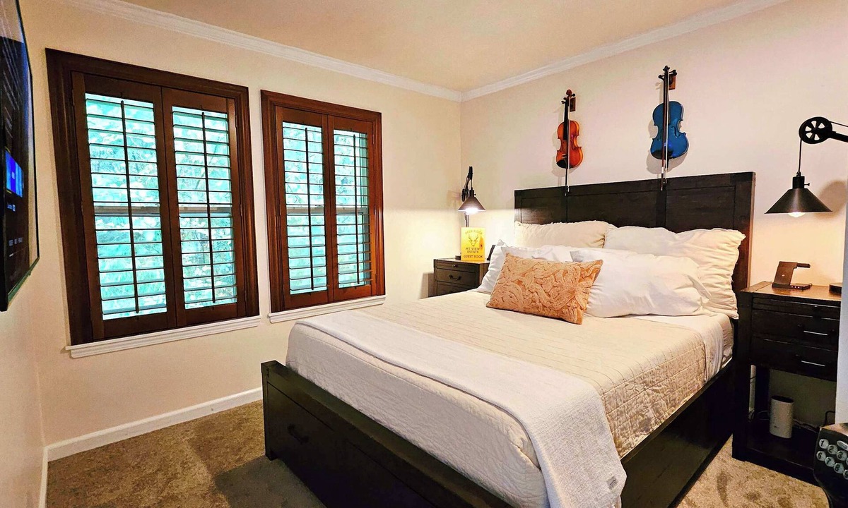 Snohomish Bed & Breakfast | Private Bedroom Fox Den w Hot Tub and Arcade
