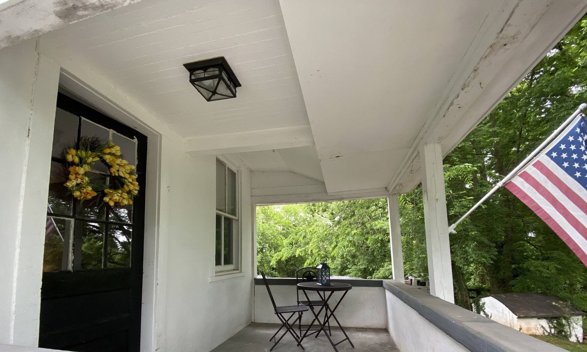 Warrenton Apartment | Private Entrance Two Story Apartment Two Bedrooms Circa 1855