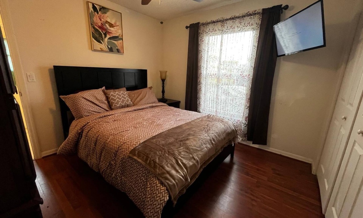 Spring Hill House | Private Entry Cozy Suite w/Ensuite Bath Quiet Parking Long Stay Ready