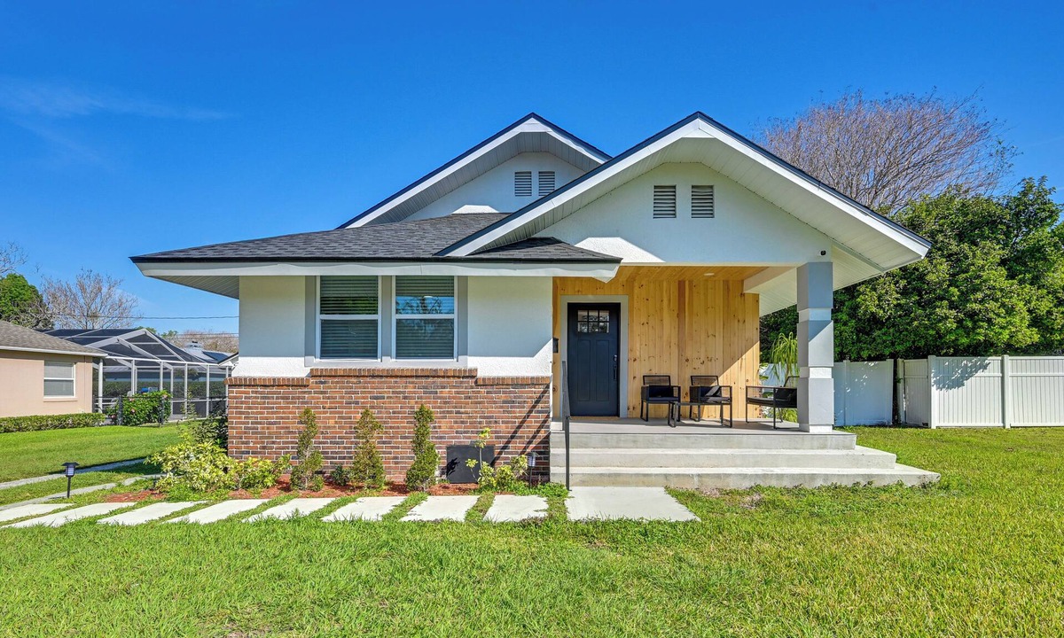 Lakeland House | Putting Green + Outdoor Fun: Lakeland Group Escape