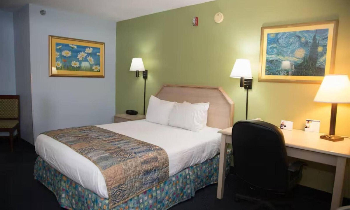 Mary Esther Hotel | Queen Bed Stay, 1.5 miles away from Emerald Coast Science Center | Free Parking!