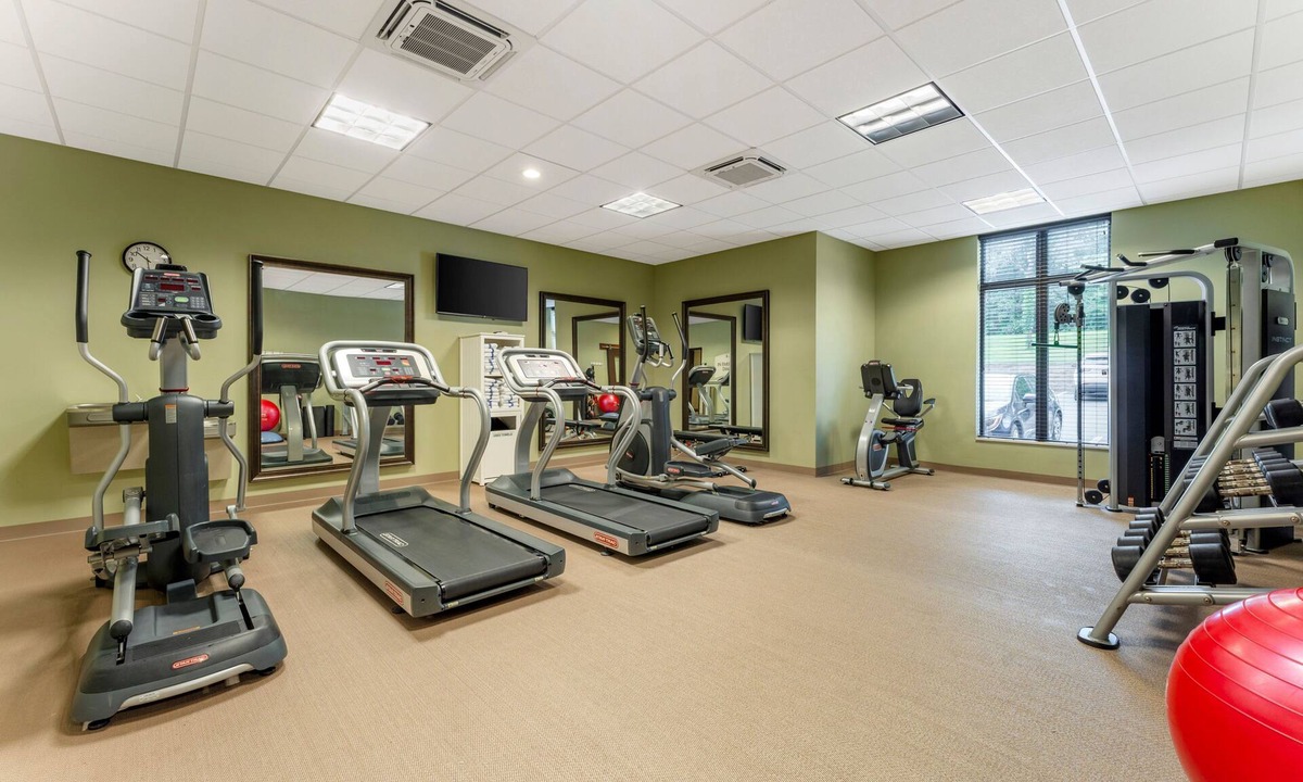 Warrendale Apartment | Queen Studio w/Work Desk | Free Breakfast + Pool