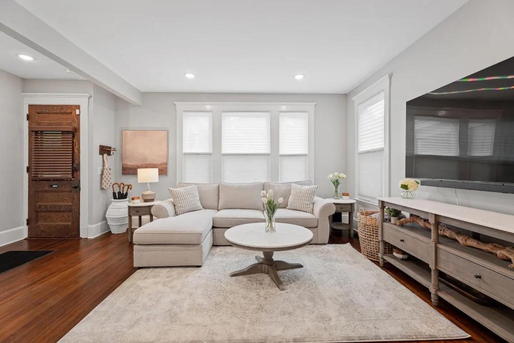 West New Haven Apartment | Red Cross Haven Modern 2BR w Private Bathrooms